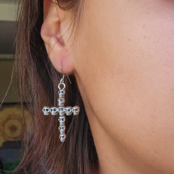 Pair of Silver Simple Classic Skull Skeleton Bones Cross Hook Drop Earrings - Picture 1 of 8
